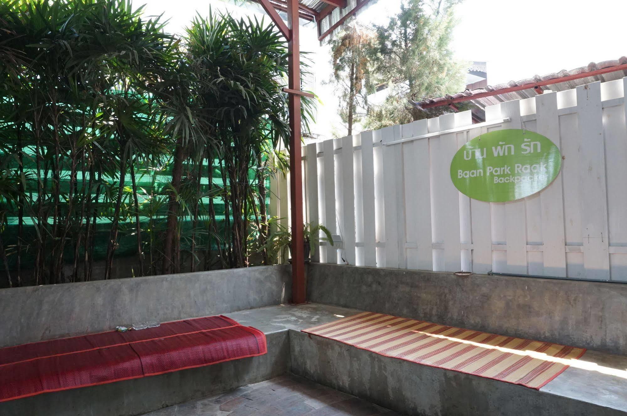 Baan Park Raak Backpacker Hostel Chiang Mai Ngoại thất bức ảnh